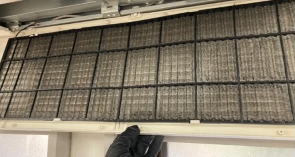 業務用空調機のフィルター部分（取り付け前）