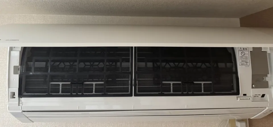 壁掛け型エアコンにEcomパネルを取り付けた様子
